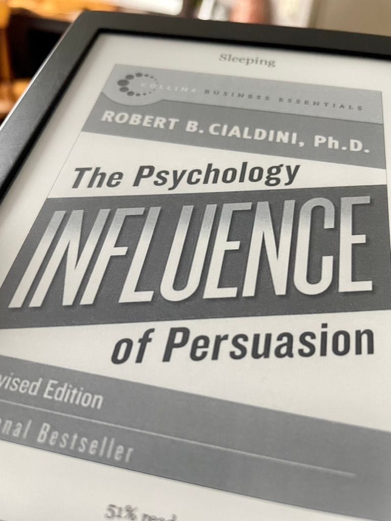 Robert Cialdini, Invloed. The psychology of persuasion. Een review.