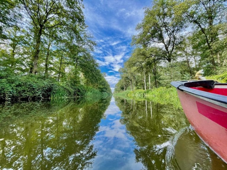 Een foto van een geheimzinnige spiegeling symbolisch voor een blog met Ghost en voor onafhankelijkheid.