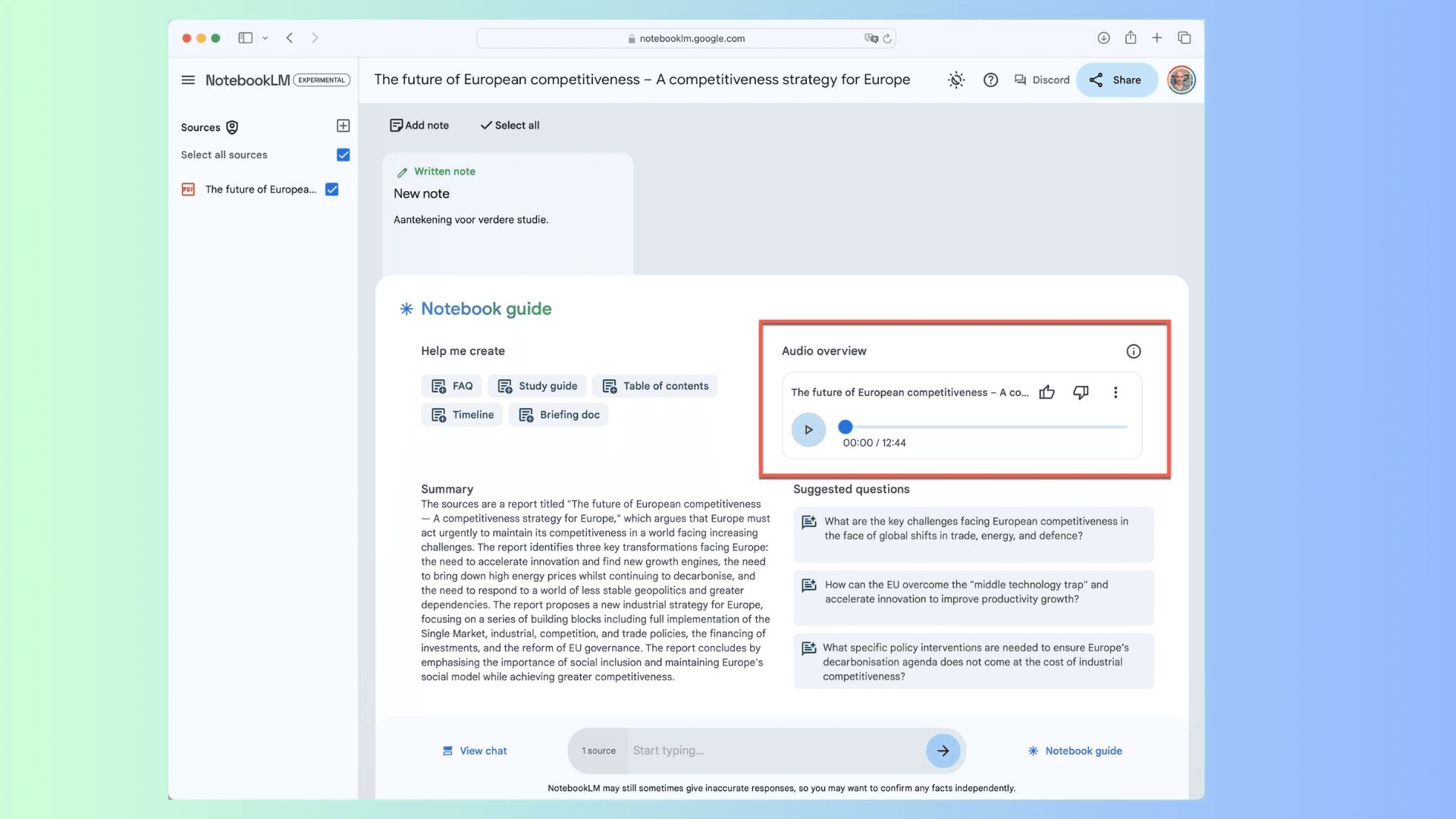 Google's NotebookLM met de PDF, de chatinterface en de gegenereerde audio.